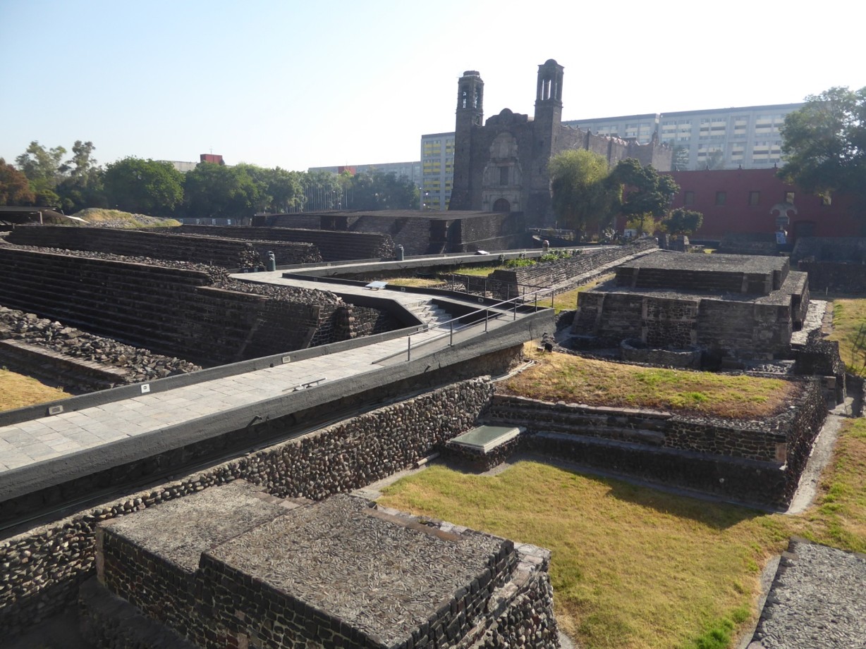 Auf den Spuren des alten Tenochtitlán in Mexiko-Stadt 4 Abb. 3 Platz der drei Kulturen