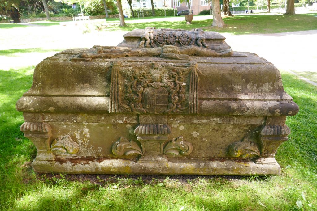 Eisenzeitliche Barock-Särge in Flensburg? Eine Lektion in Heimatkunde und KI 7 Abb. 7 Sarg Margarethe von Ahlefeldt