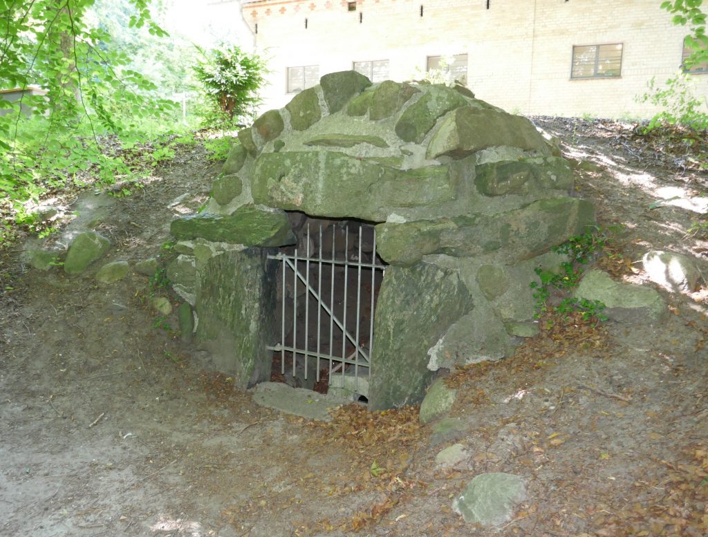 Eisenzeitliche Barock-Särge in Flensburg? Eine Lektion in Heimatkunde und KI 8 Abb. 8 Mumiengrotte