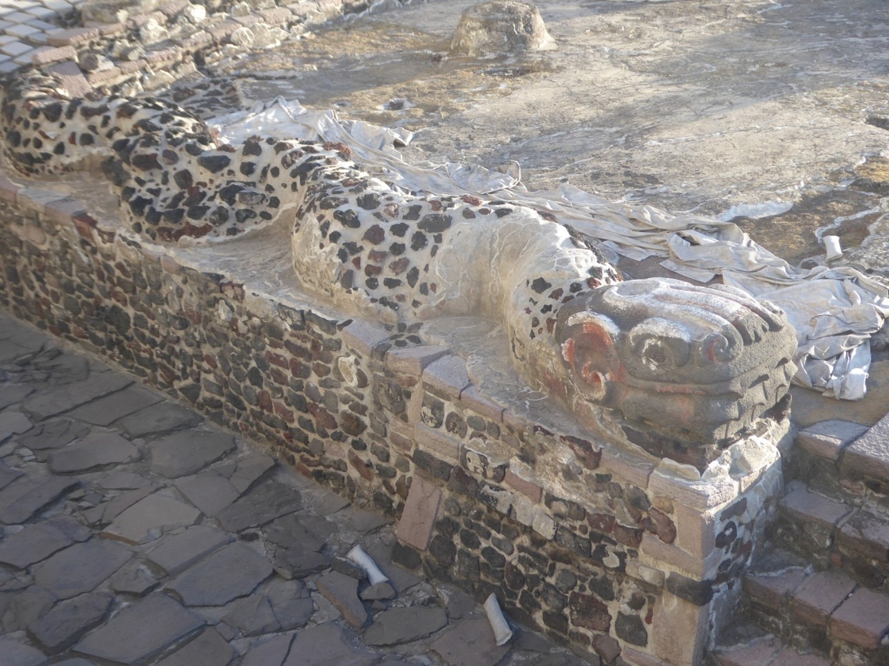 Auf den Spuren des alten Tenochtitlán in Mexiko-Stadt 11 Abb. 10 Templo Mayor Coatepantli