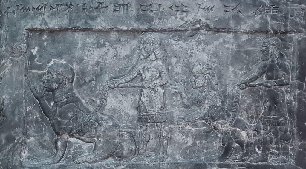 Mumien, Monstren, Manipulationen ‒ Antike Mischwesen bei Erich von Däniken und Jörg Lanz von Liebenfels 15 Abb. 11b Schwarzer Obelisk uqupu