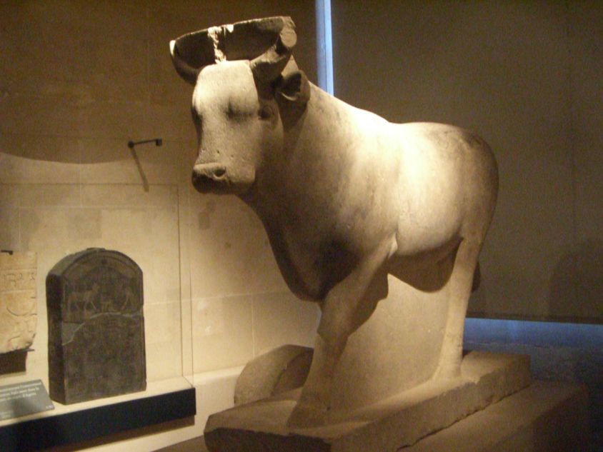 Mumien, Monstren, Manipulationen ‒ Antike Mischwesen bei Erich von Däniken und Jörg Lanz von Liebenfels 5 Abb. 4 Apis Louvre